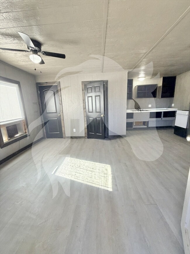 Building Photo - "Charming Studio Retreat at 334 1/2 South Pine Street, Ponca City!"