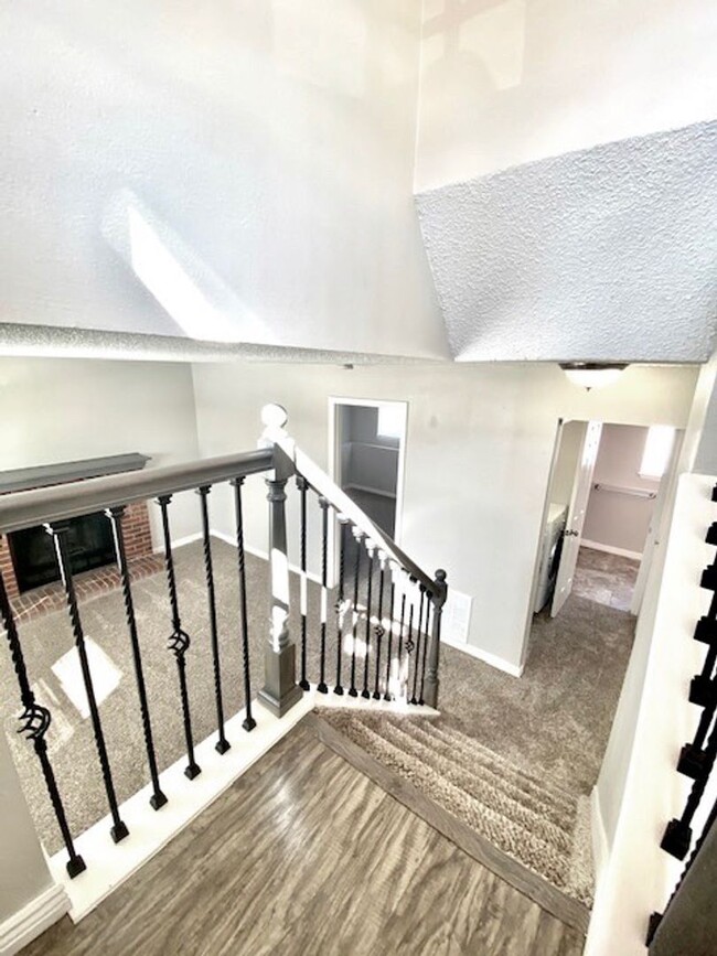 Building Photo - Lovely bi-level 3 bed/2 bath home with fen...