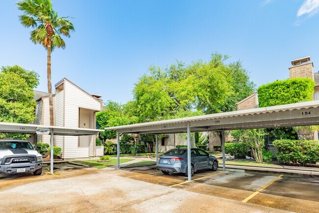 Building Photo - 7098 N Holiday Dr