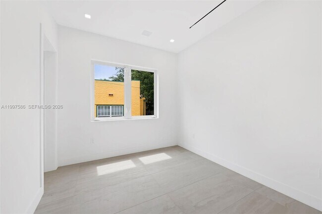 Building Photo - 1615 NE 3rd Ct