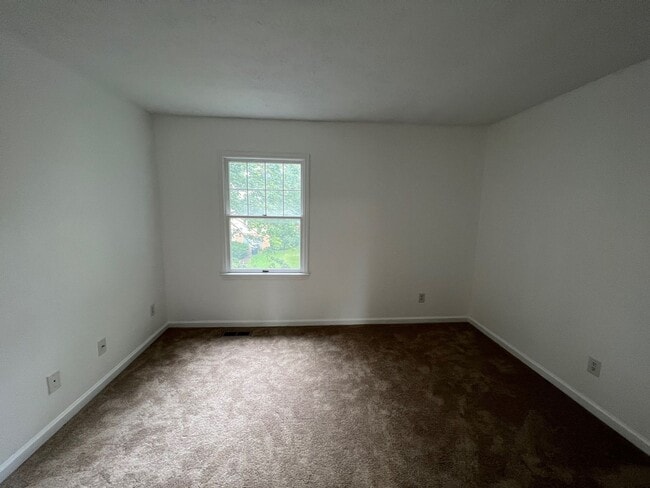 Building Photo - Spacious 3 Level Townhome with New Floorin...