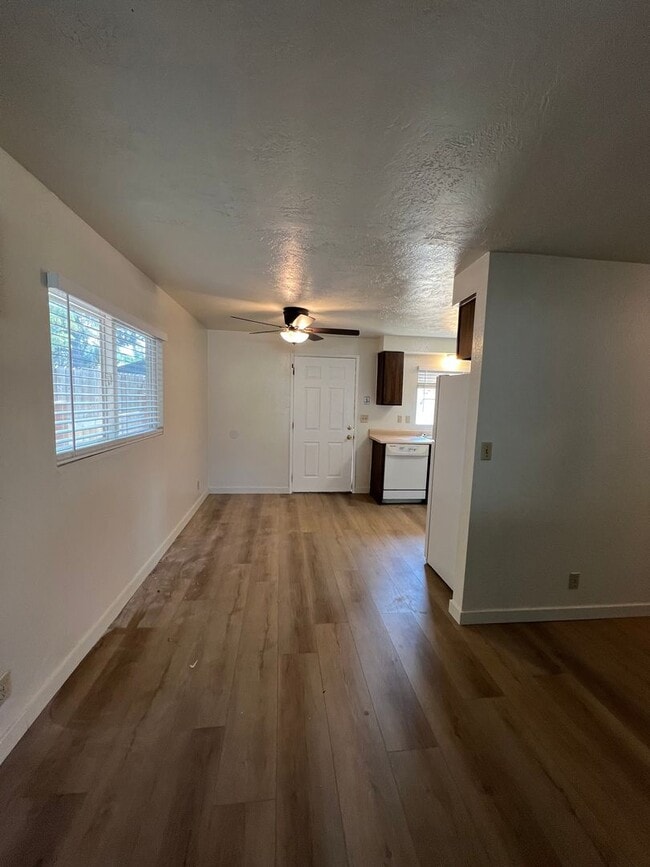 Building Photo - 511-513 SE L St