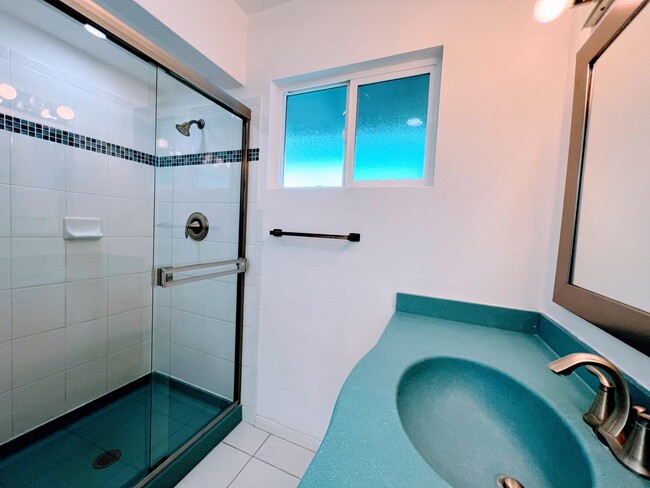 Building Photo - North Pacific Beach 3 Bedroom 2 Bath One S...