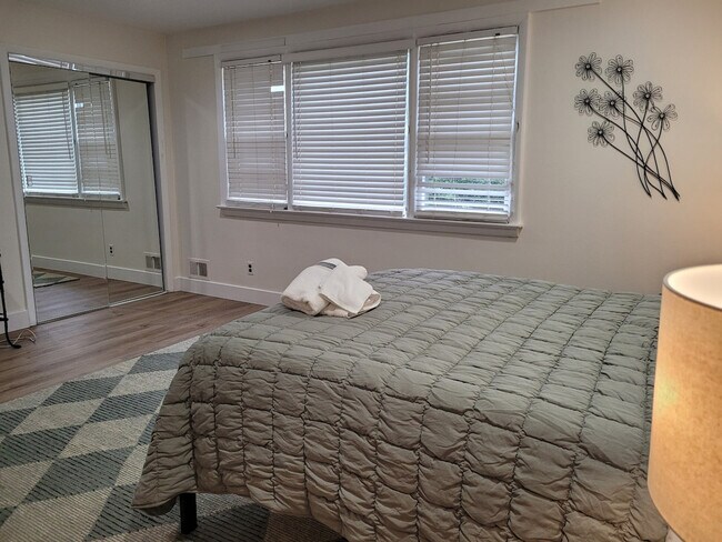 Building Photo - 2017 Woodford Rd