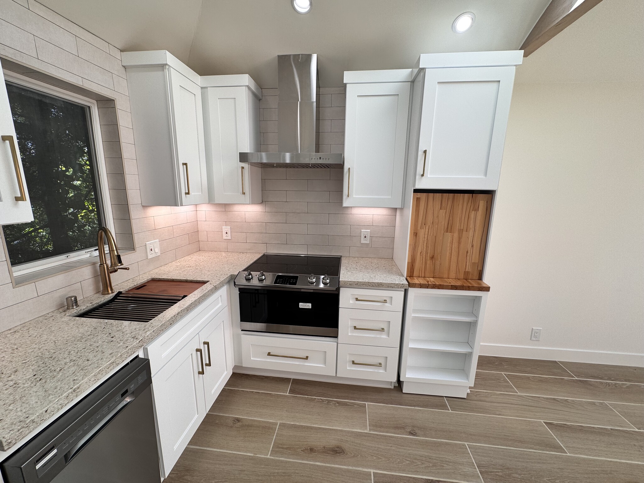 Fully equipped kitchen (built in microwave and dishwasher - 7364 W 83rd St