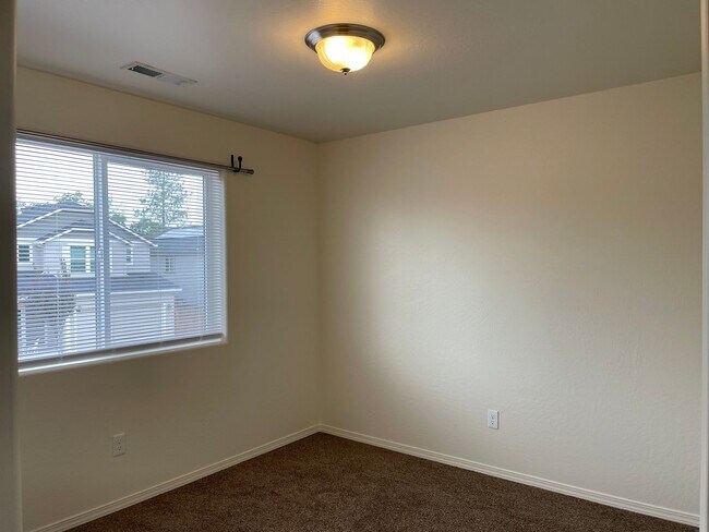 Building Photo - ***** Move in Special $400 off Fisrt Month...