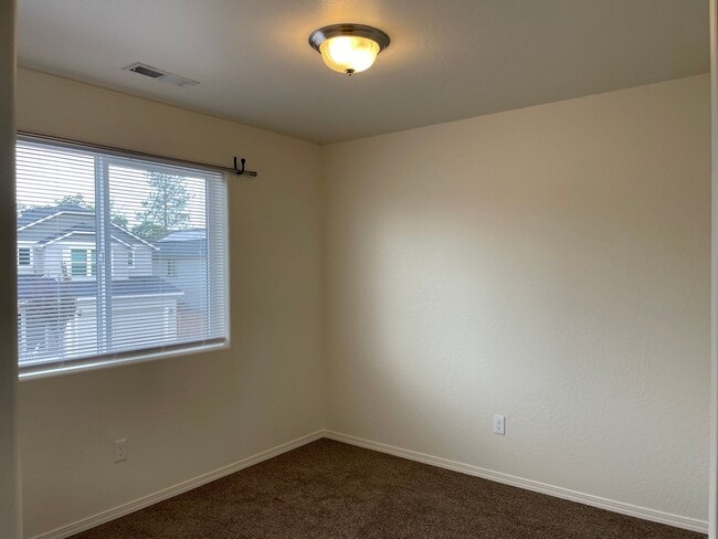 Building Photo - Very Nice 2 Story 3 Bedroom 2.5 Bath Home-...