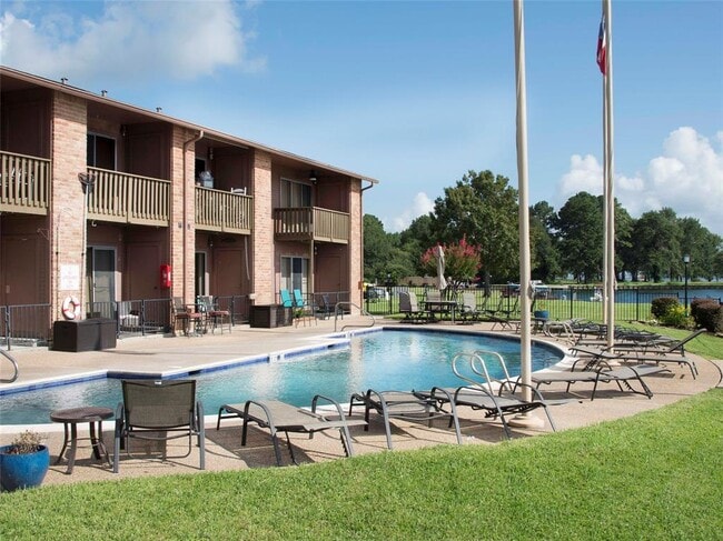 Building Photo - 801 River Rd