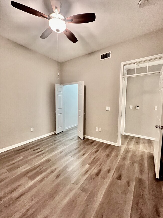 Building Photo - 5353 Memorial Dr