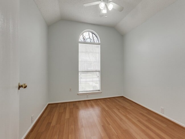 Building Photo - 4801 Holly Berry Dr