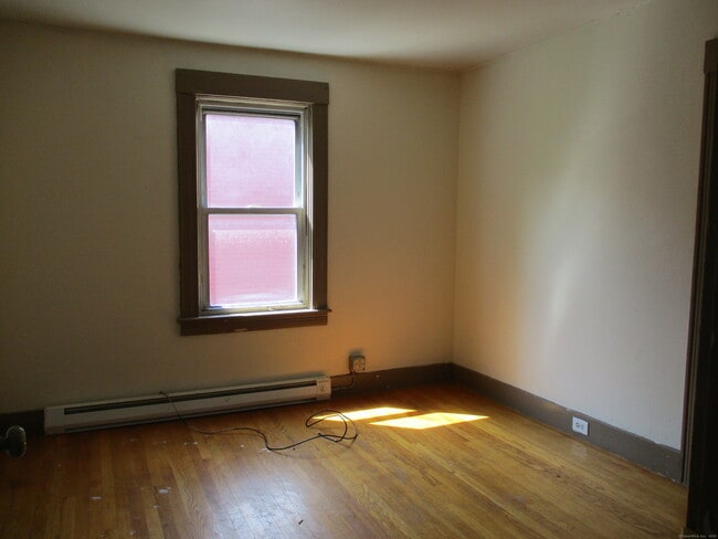 Building Photo - 116 Woodstock Ave