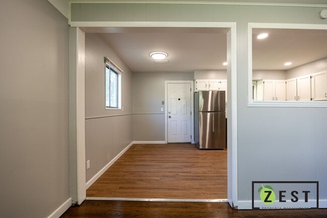 Building Photo - 3BDRM Warren Home!