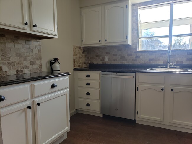 Bright, Cheerful Kitchen - 111 Country Club Dr