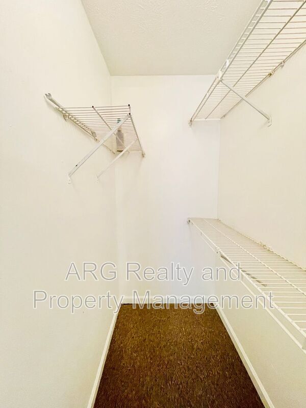 Building Photo - 2142 Fairway Ct SE