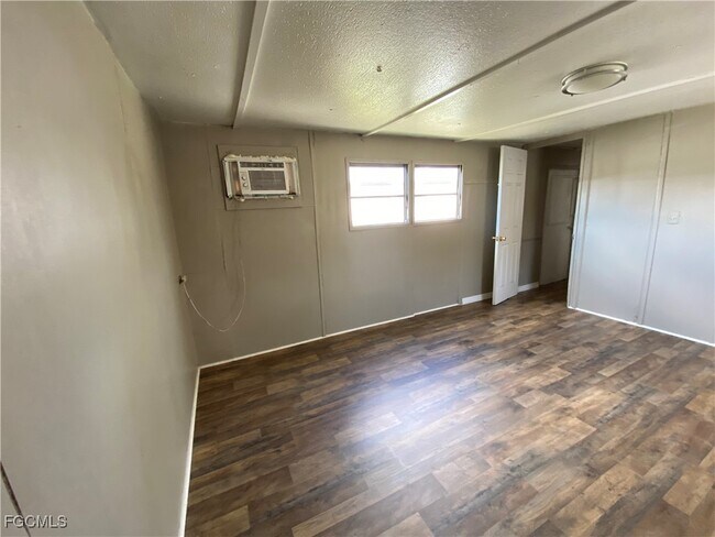 Building Photo - 4900 Tice St