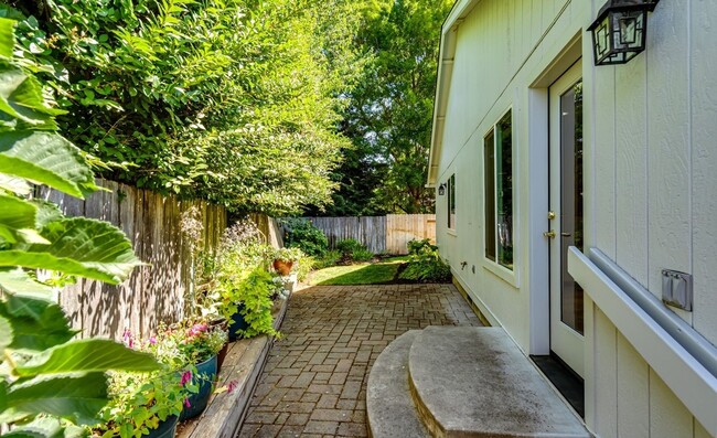 Building Photo - Large 4 Bed/ 2 Full Bath Home in the Gilha...