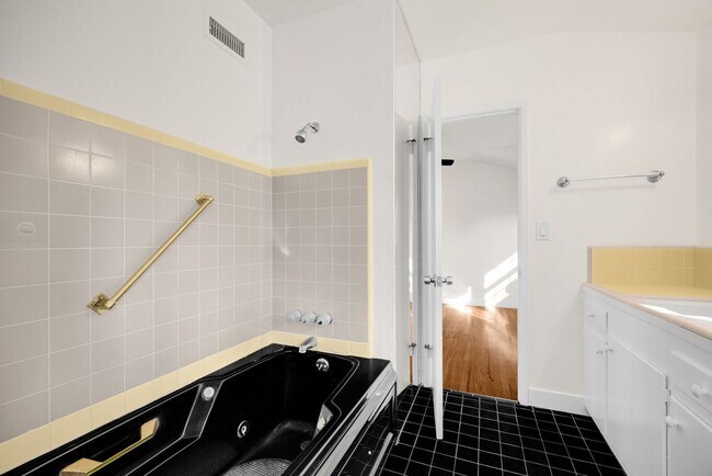 Building Photo - Desirable Fullerton Home 4 Bed 2 Bath w/ Pool & Jacuzzi