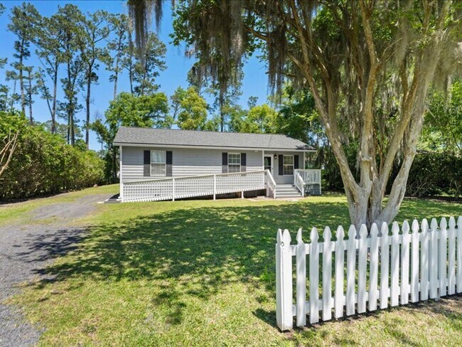 Building Photo - Charming 3 Bedroom Renovated Retreat: Cozy...