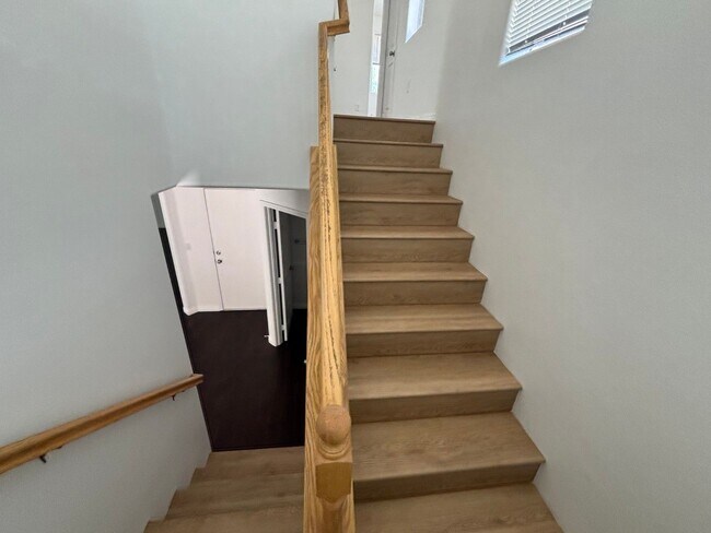 Building Photo - Charming 3-Bedroom Home with Modern Comfor...