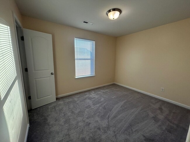 Building Photo - Newer 3BD/2.5 BA home w/ garage in quiet s...