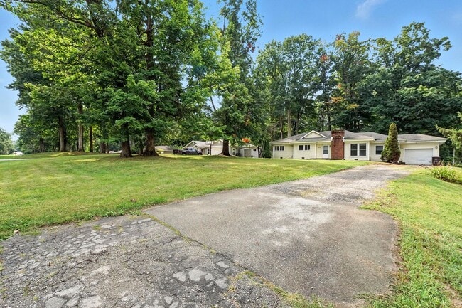 Building Photo - NEW LISTING! 3 BED/2 BATH HOUSE! **MOVE IN...