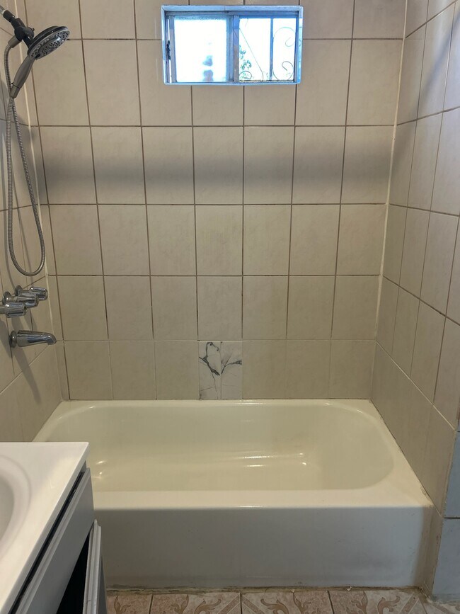 Building Photo - 1517 W 60th Pl