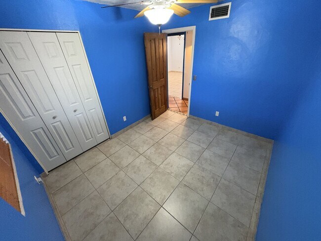 Building Photo - Convenient location in Midvale Park Close to all your needs