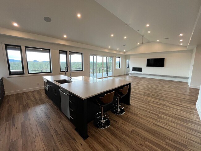 Building Photo - Gorgeous Tetherow 4 Bedroom + Office