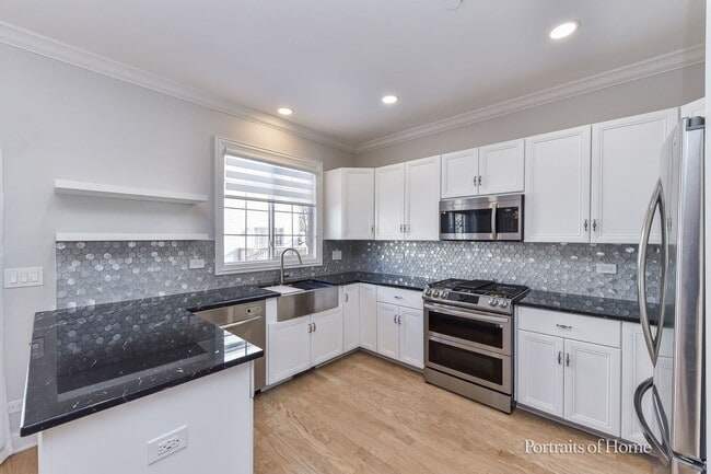 Building Photo - 850 Shandrew Dr
