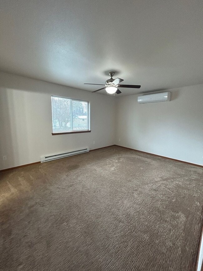 Building Photo - Spacious 3 Bedroom 2.5 Bath Duplex in Post Falls