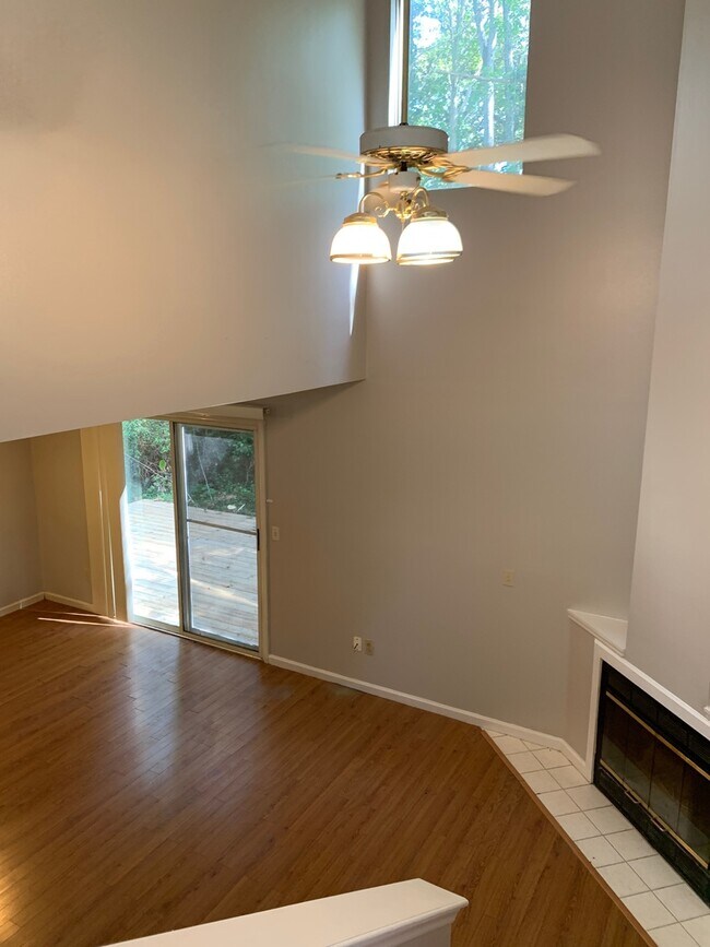 Building Photo - 3/2.5 Near Downtown Available July 25, 2026~ See appt instructions in txt