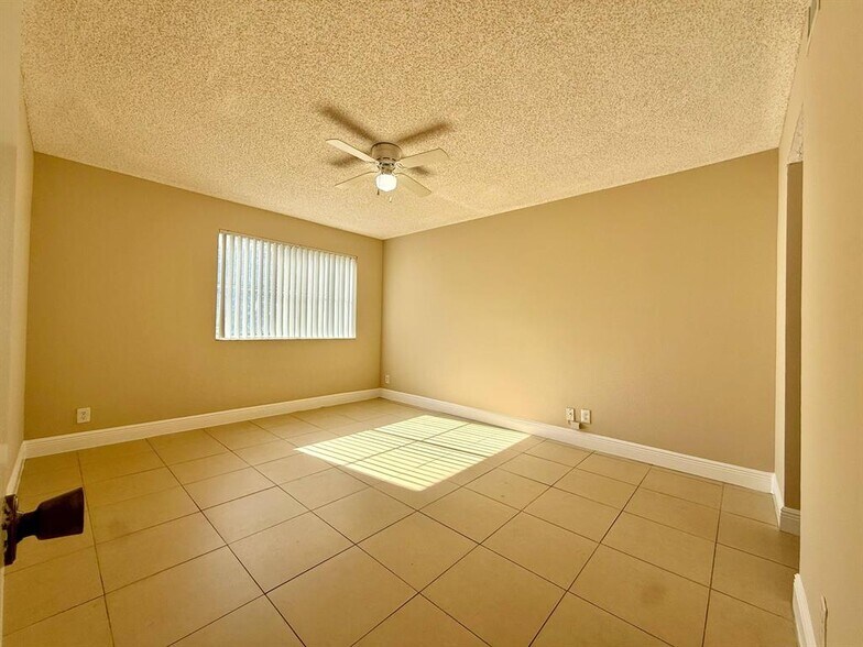 Building Photo - 9901 Westview Dr