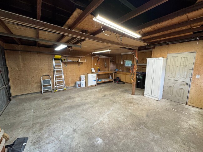 Building Photo - Charming Short Term Rental - 1-6 Month Lease
