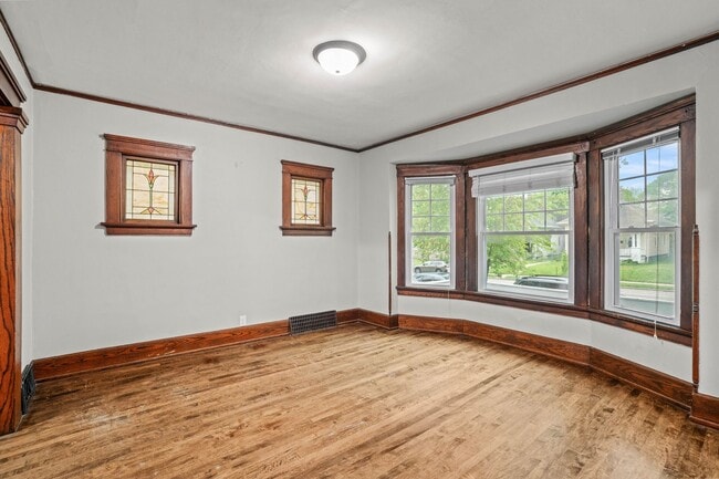 Building Photo - Oakland Upper Flat near campus