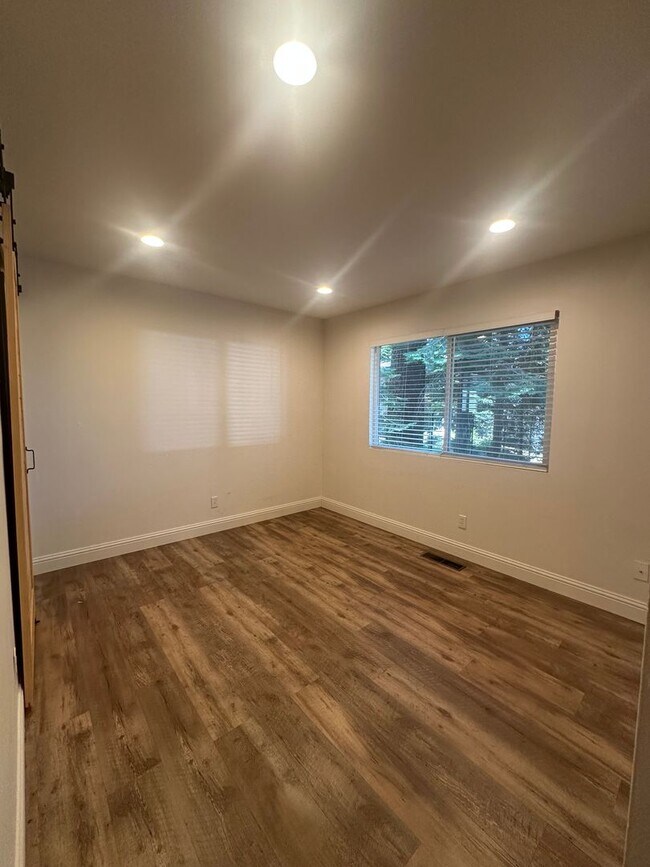 Building Photo - Charming 3 Bed, 2 Bath on Gardner Mountain