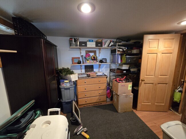 Building Photo - 417 E Tamarack St