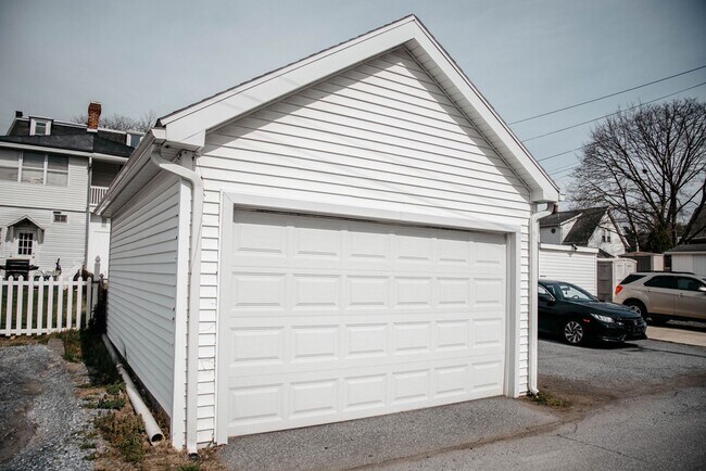 Building Photo - 33 E Gramby St