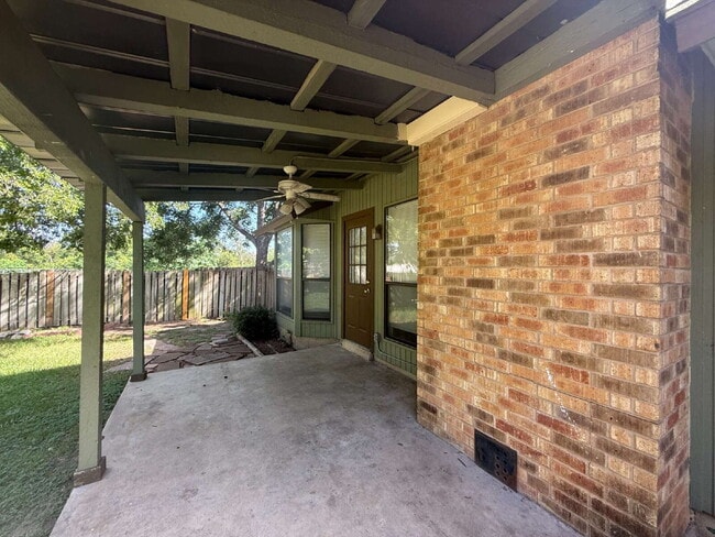 Building Photo - Single-Story Corner Lot w/ Circular Driveway!