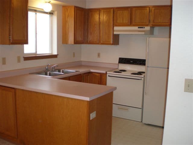 Kitchen/dining - 119 E Spence St