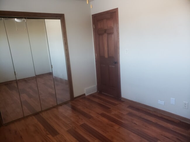 Building Photo - 817 Iroquois Ave