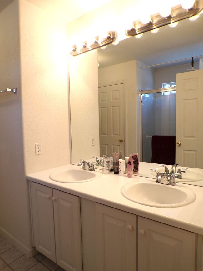 Building Photo - Cozy Hidden Gem in the Heart of Lakewood! ...