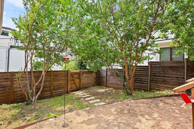 Building Photo - 2111 E 8th St