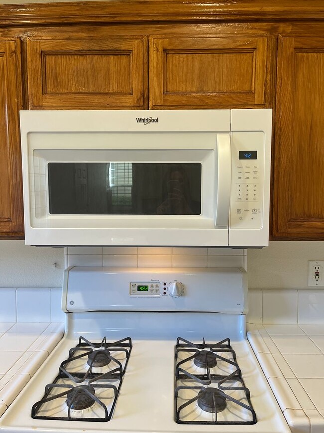 Building Photo - 3 bedroom 2.5 bath town home with large bonus living room and 2 car garage parking