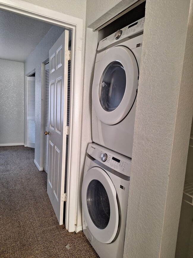 Building Photo - NSB Townhouse - 2BR 1.5BA