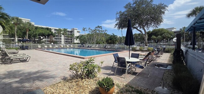 Building Photo - 2671 S Course Dr