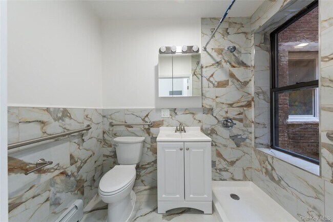 Building Photo - 1587 Lincoln Pl