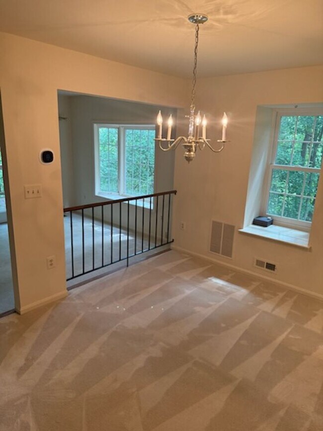Building Photo - Updated 4BR Townhome!