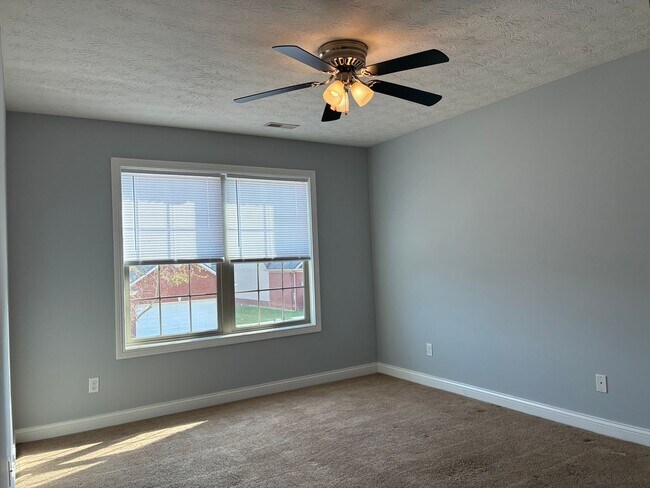Building Photo - 137 Twin Lakes Dr