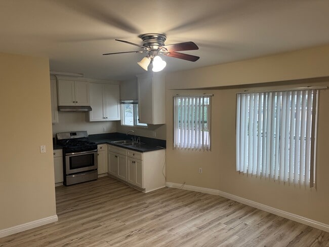 Building Photo - 4433 3/4 Towne Ave