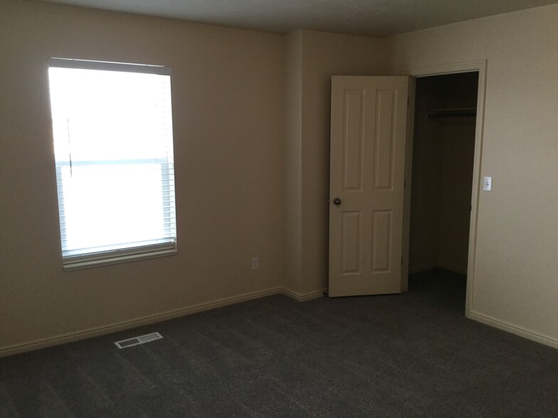 Building Photo - 479 Raven Way